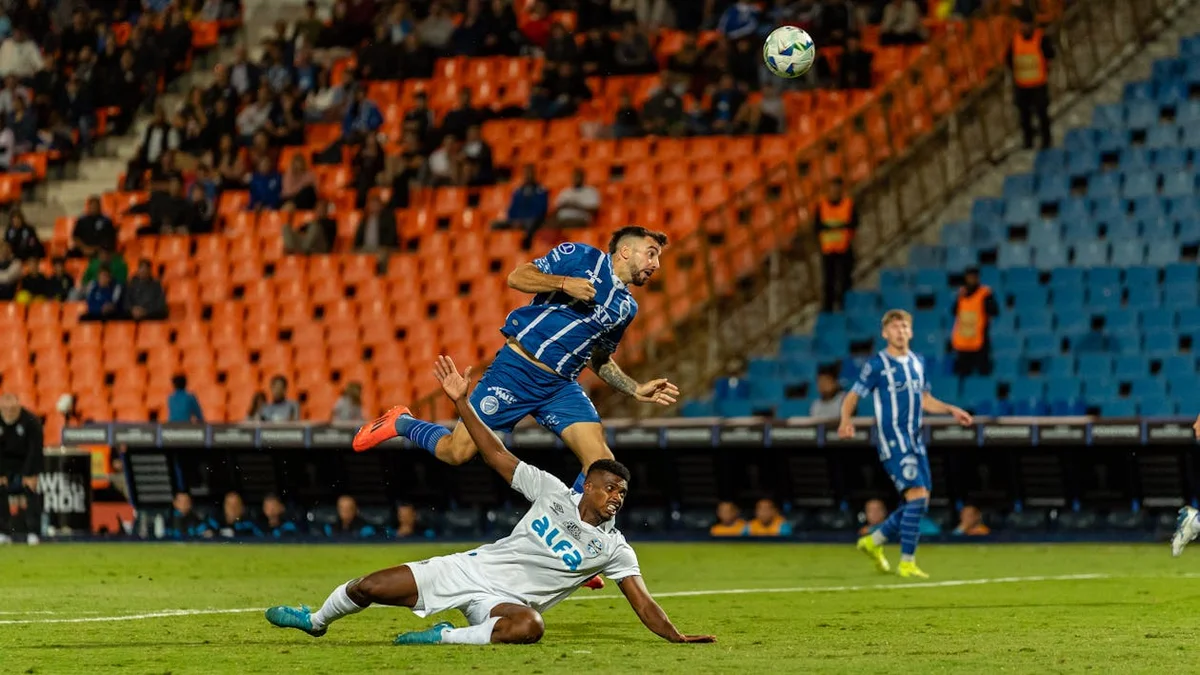 开云电竞足球比赛中球员带球突破防守的精彩画面